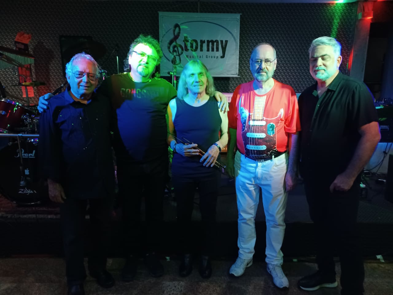 A Banda Stormy-Music iniciou suas atividades em 2016, quando Eu (Edson C. Stavale), o Alcides Fernandes (Cidoca) e o Wanderley Bedim, resolvemos reiniciar nossa jornada musical, para somente tocarmos os grandes sucessos dos anos 60 a 80.